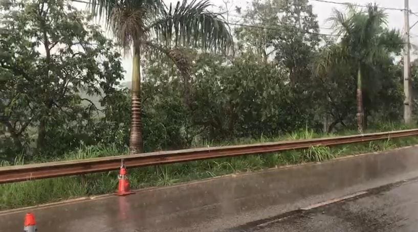Após forte chuva, bombeiros voltam a buscar por vítimas desaparecidas