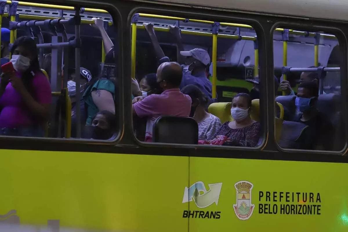 Ônibus lotado em BH na pandemia