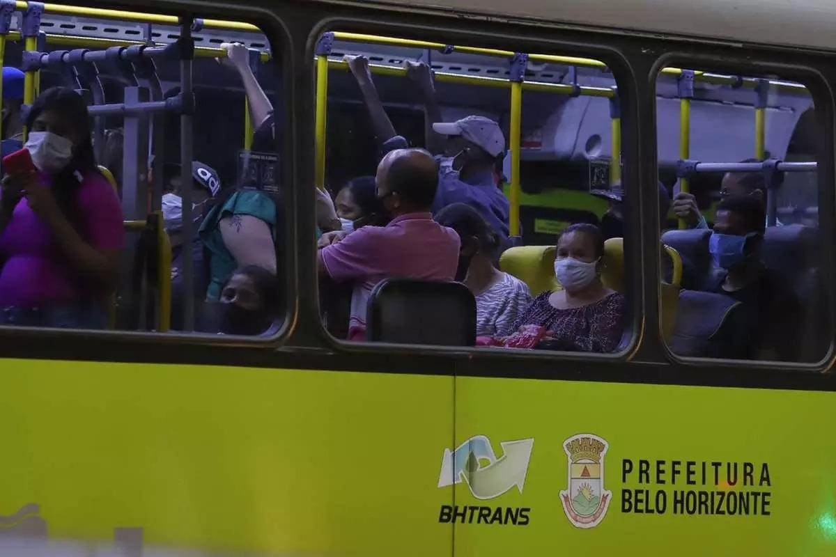 Superlotação permanece durante os horários de pico