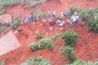Casa foi atingida por dois deslizamentos de terra nesta quinta-feira