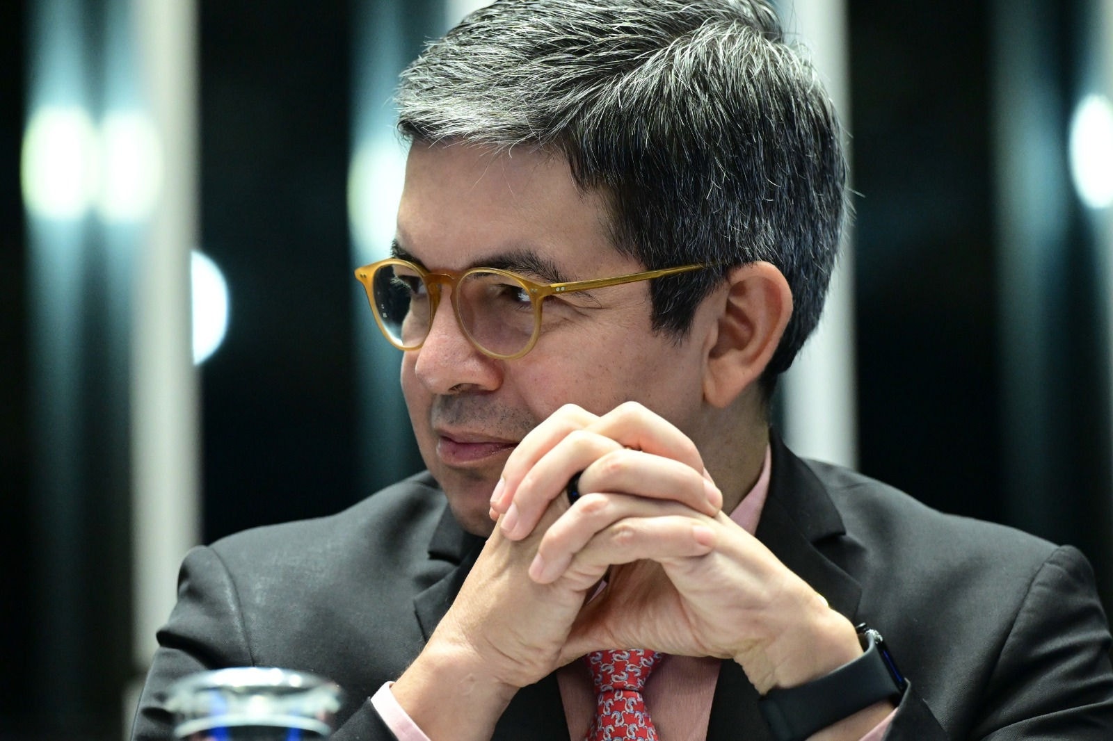 Líder do governo Lula no Congresso, Randolfe Rodrigues afirmou que a base subestimou organização da oposição