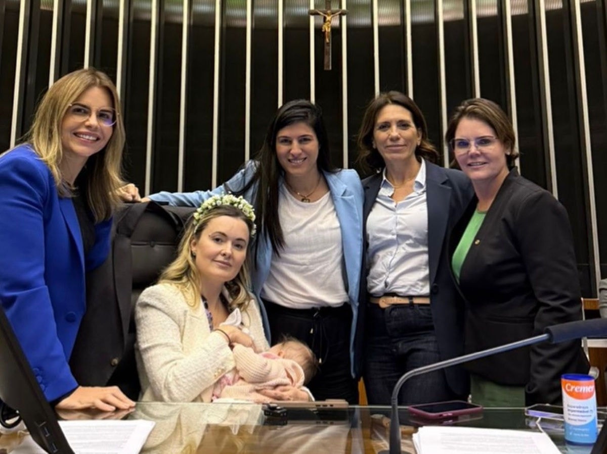 A deputada Júlia Zanatta com a filha ao lado de aliadas no plenário da Câmara