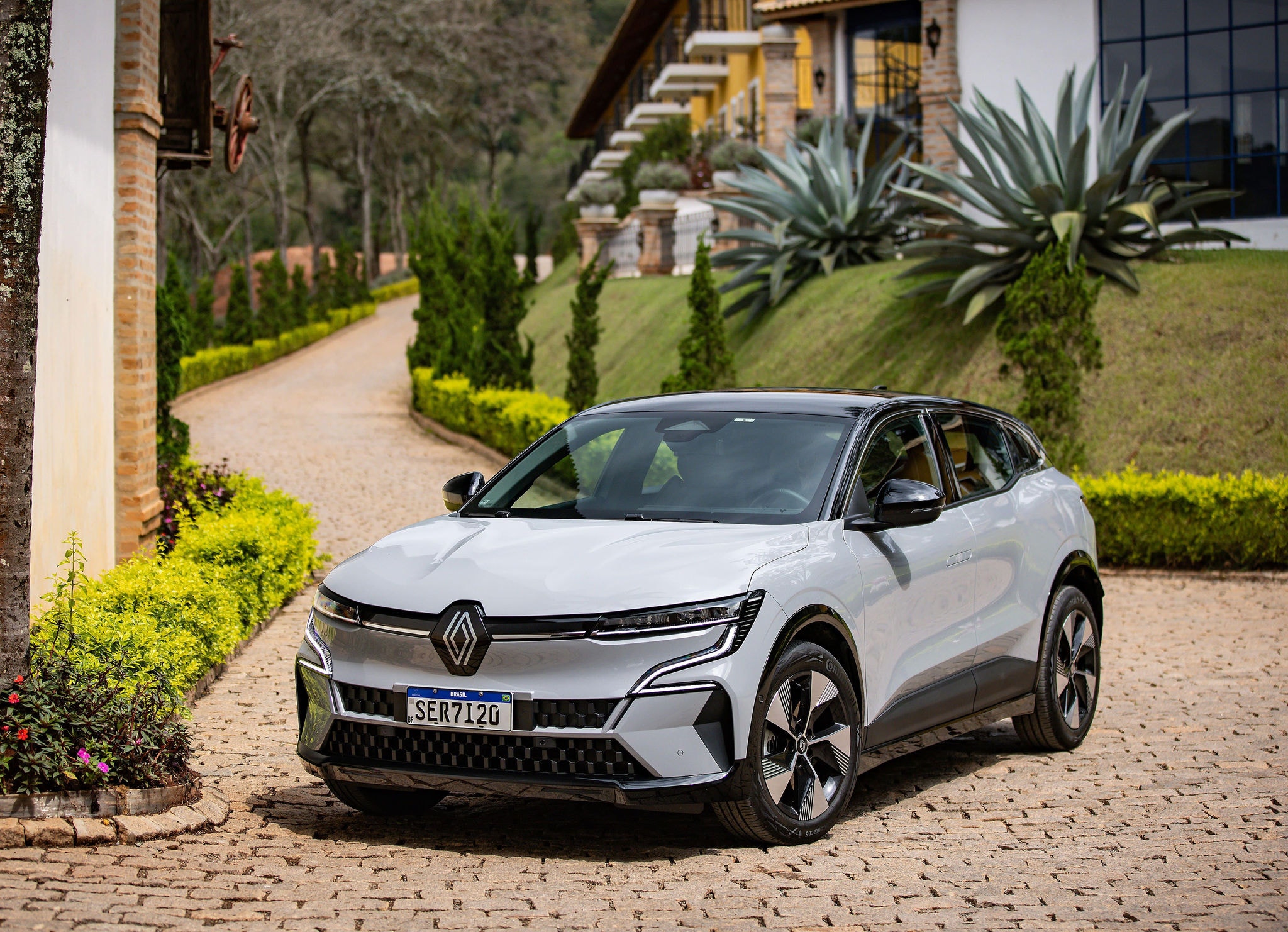 Novo Megane E-Tech é o primeiro SUV elétrico da Renault a chegar ao Brasil