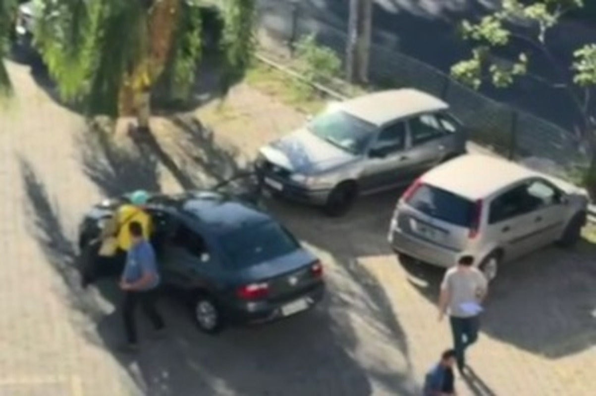 Parte da fuga e da troca de tiros foram registradas em vídeo por pessoas que estavam num shopping da região da Pampulha