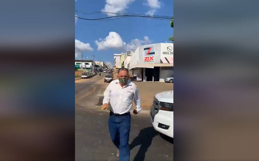Secretário tomou celular da vítima durante transmissão