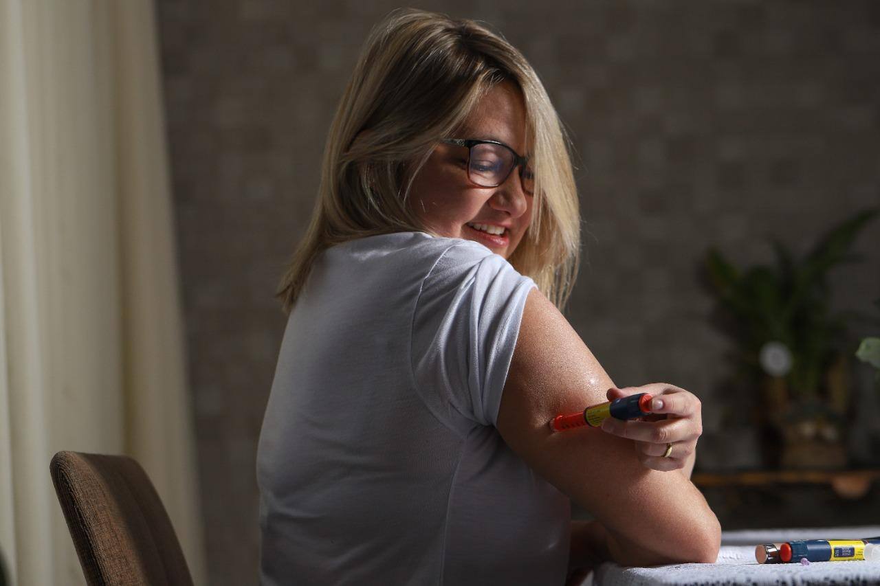 Carol Freitas, 42, experimentou a ampla evolução da insulina ao longo dos últimos 40 anos