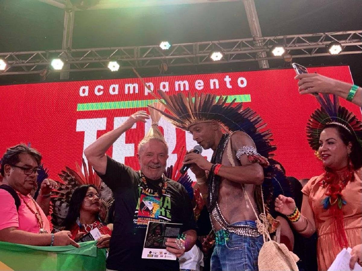 Ex-presidente Lula em visita ao Acampamento Terra Livre, em Brasília (DF)