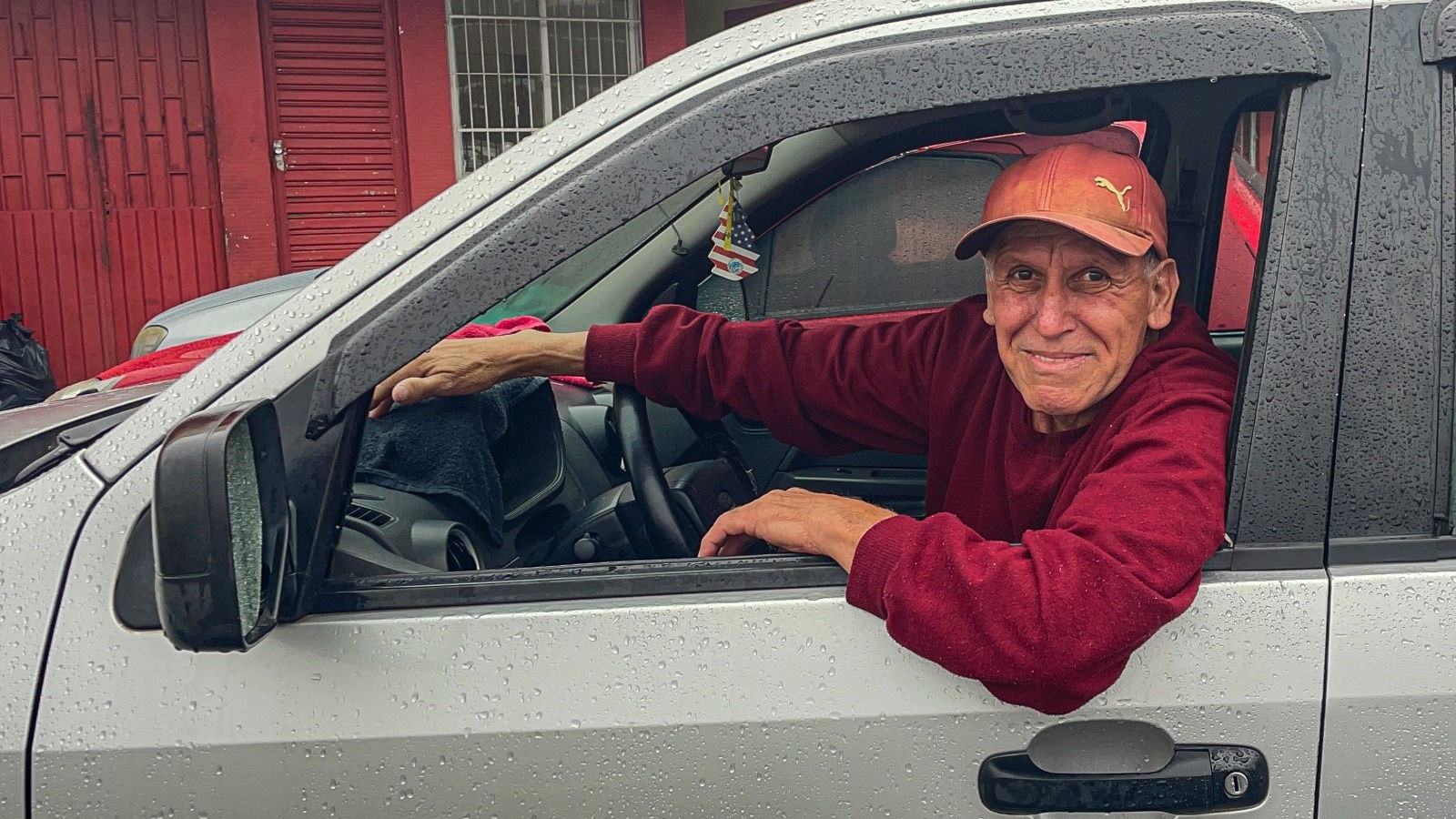 Vilson Almeida da Silva, de 66 anos, tem passado noites dentro de seu carro, na cidade de Canoas