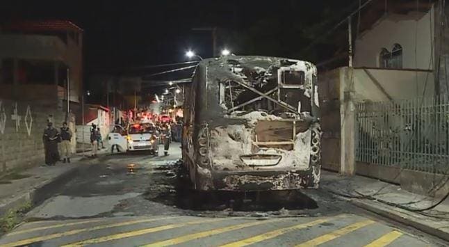 Bandidos incendeiam ônibus e deixam bilhete na região de Venda Nova