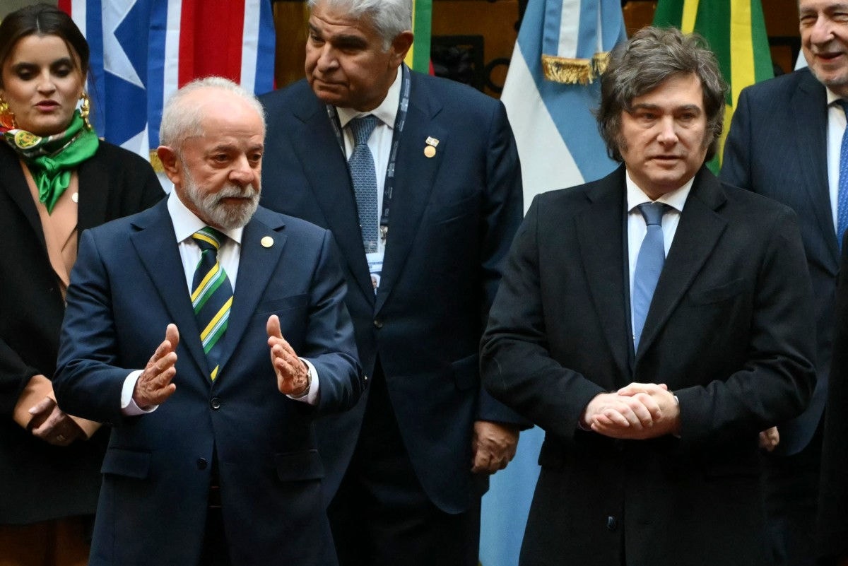 Lula foi recebido por Javier Milei na cúpula de líderes do Mercosul, em Buenos Aires
