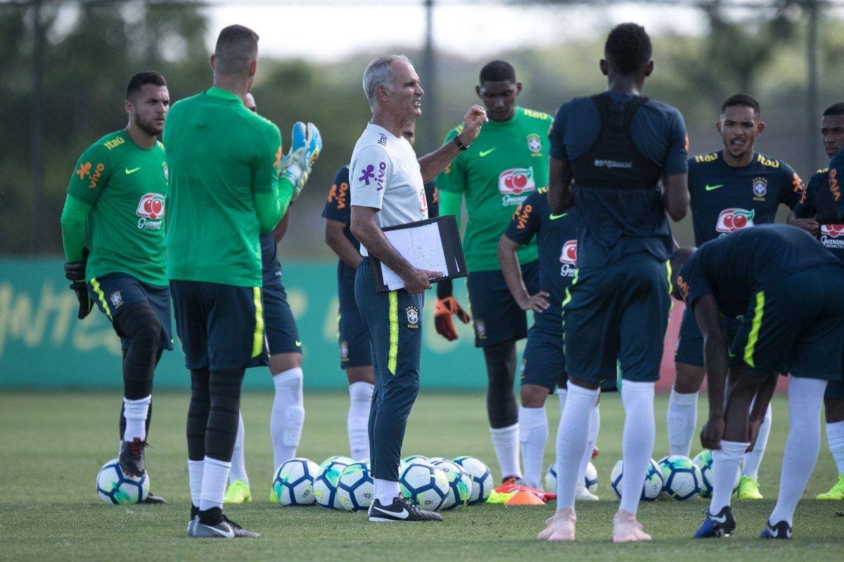 O técnico Carlos Amadeu montou a equipe que pretende ir à campo no duelo contra os colombianos.