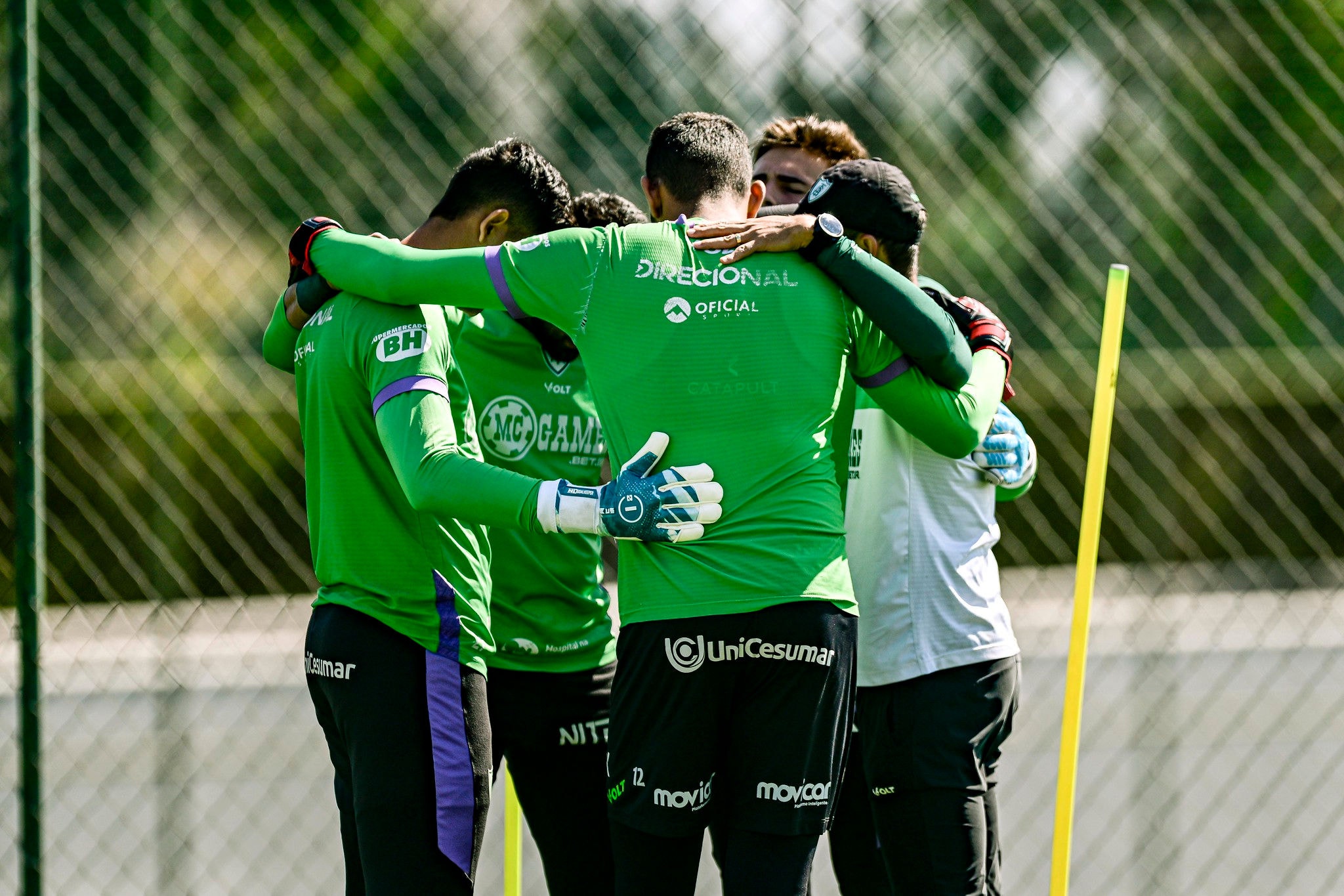 Jogadores do América trabalham no CT Lanna Drumond para enfrentar o Avaí, pela Série B