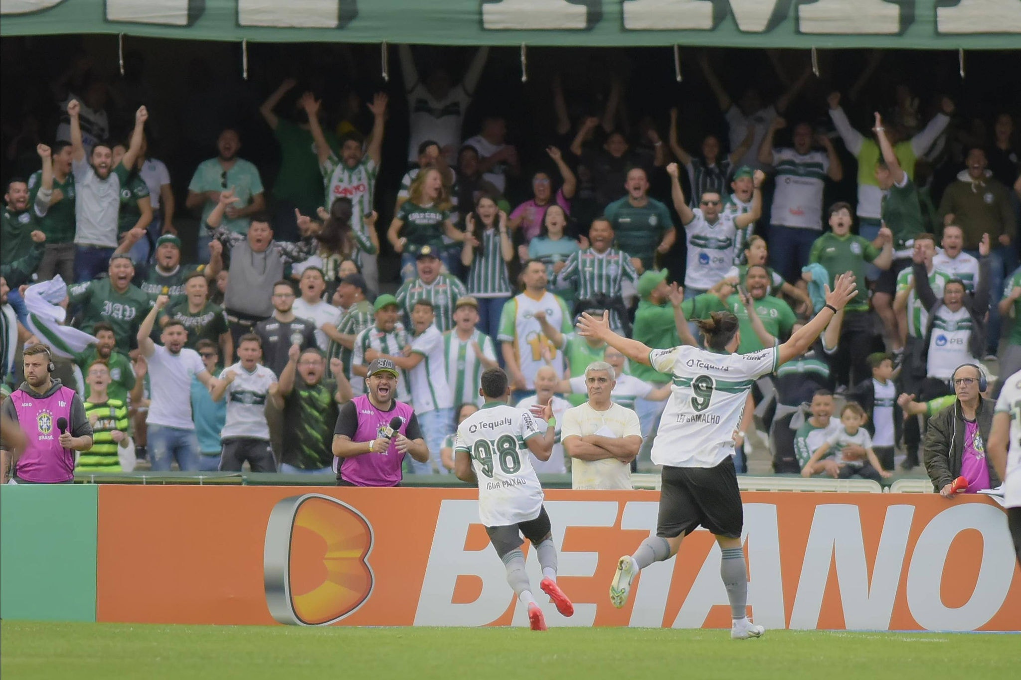 Coritiba começou pressionando e abriu o placar logo aos 27 do primeiro tempo