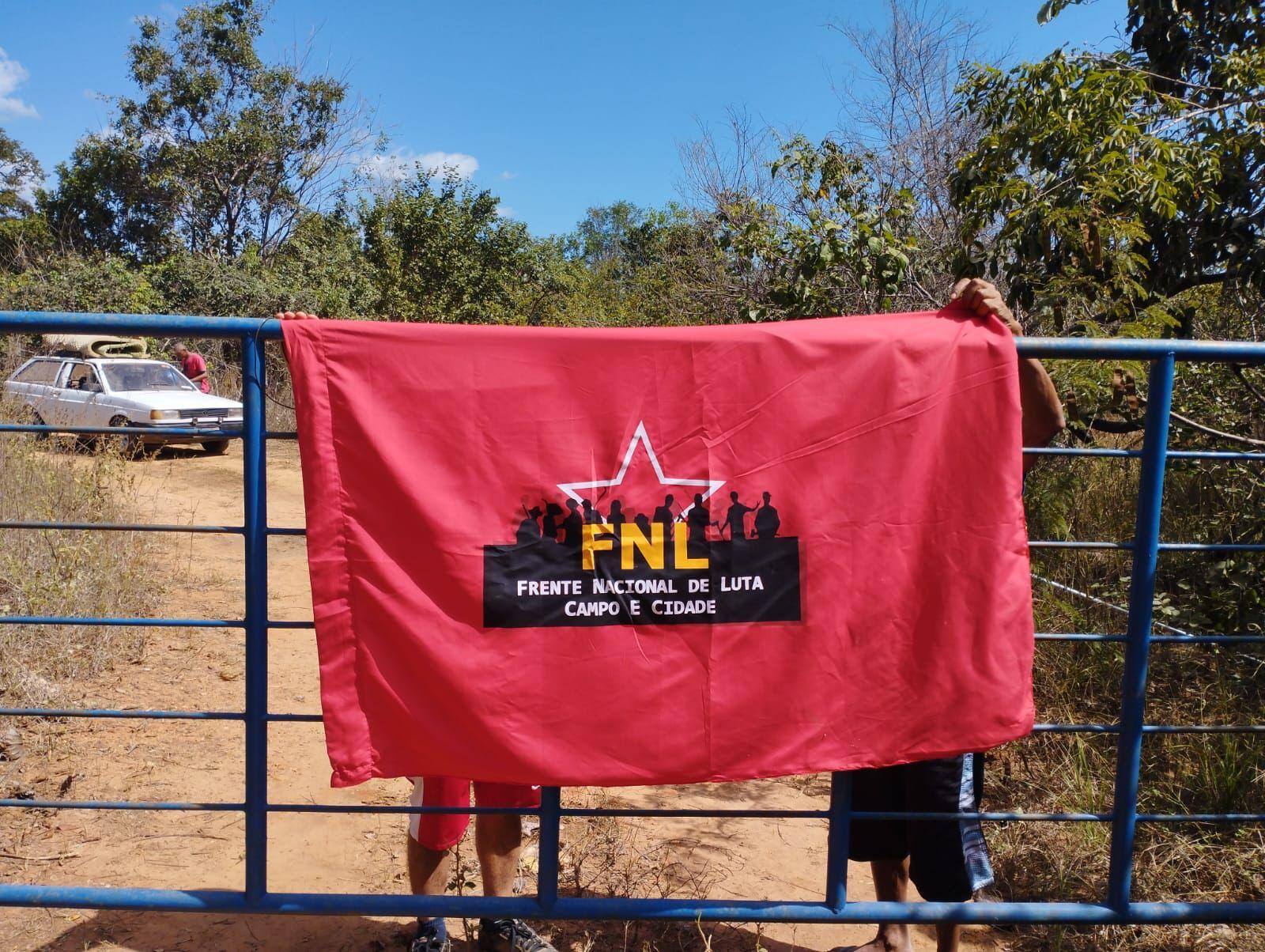 Grupo de Trabalhadores Sem Terra controla acesso à fazenda no Norte de Minas