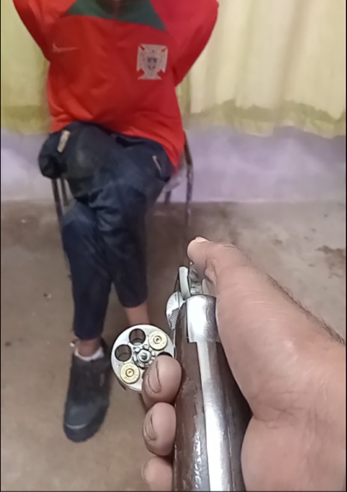 Traficante faz roleta russa, tortura e ameça comparsa por dívida do tráfico