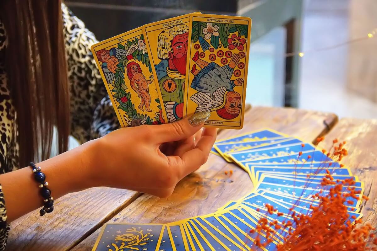 O baralho cigano oferece orientações valiosas para cada signo do zodíaco