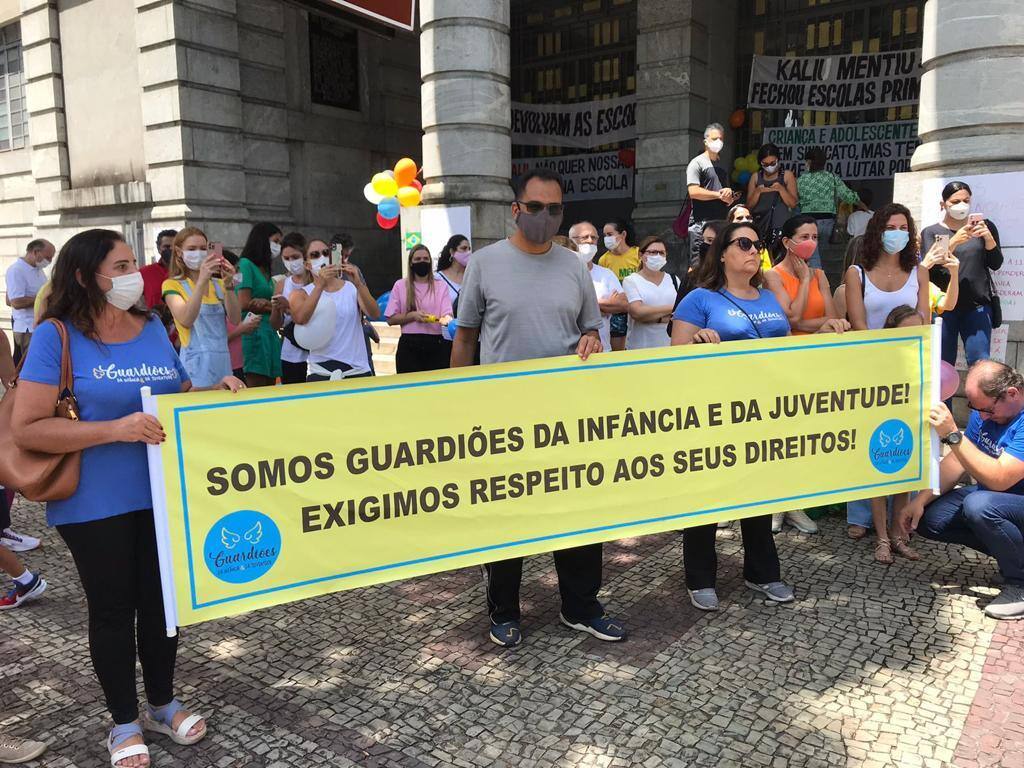 Pais realizam manifestação na porta da Prefeitura de BH pedindo início imediato das aulas