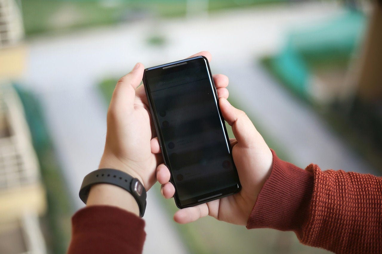 Criminosos ligam para o celular da vítima com informações pessoais, como nome completo e endreço