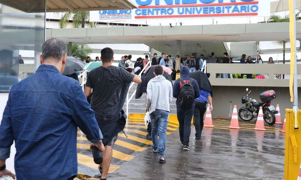 Universitários chegam para prova do Enade em Brasília