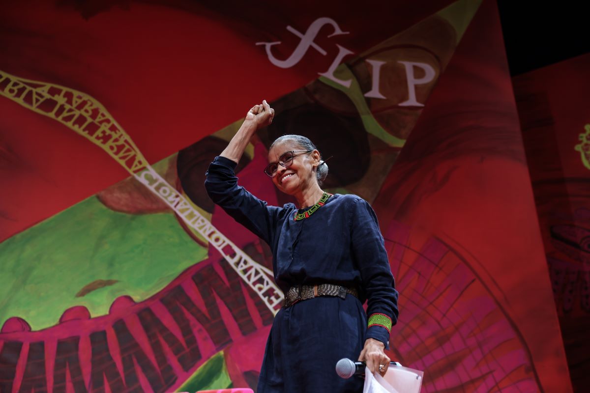 Após ser aplaudida de pé, a ministra ergueu o punho, um gesto que repete desde os 19 anos em momentos de comoção em palcos