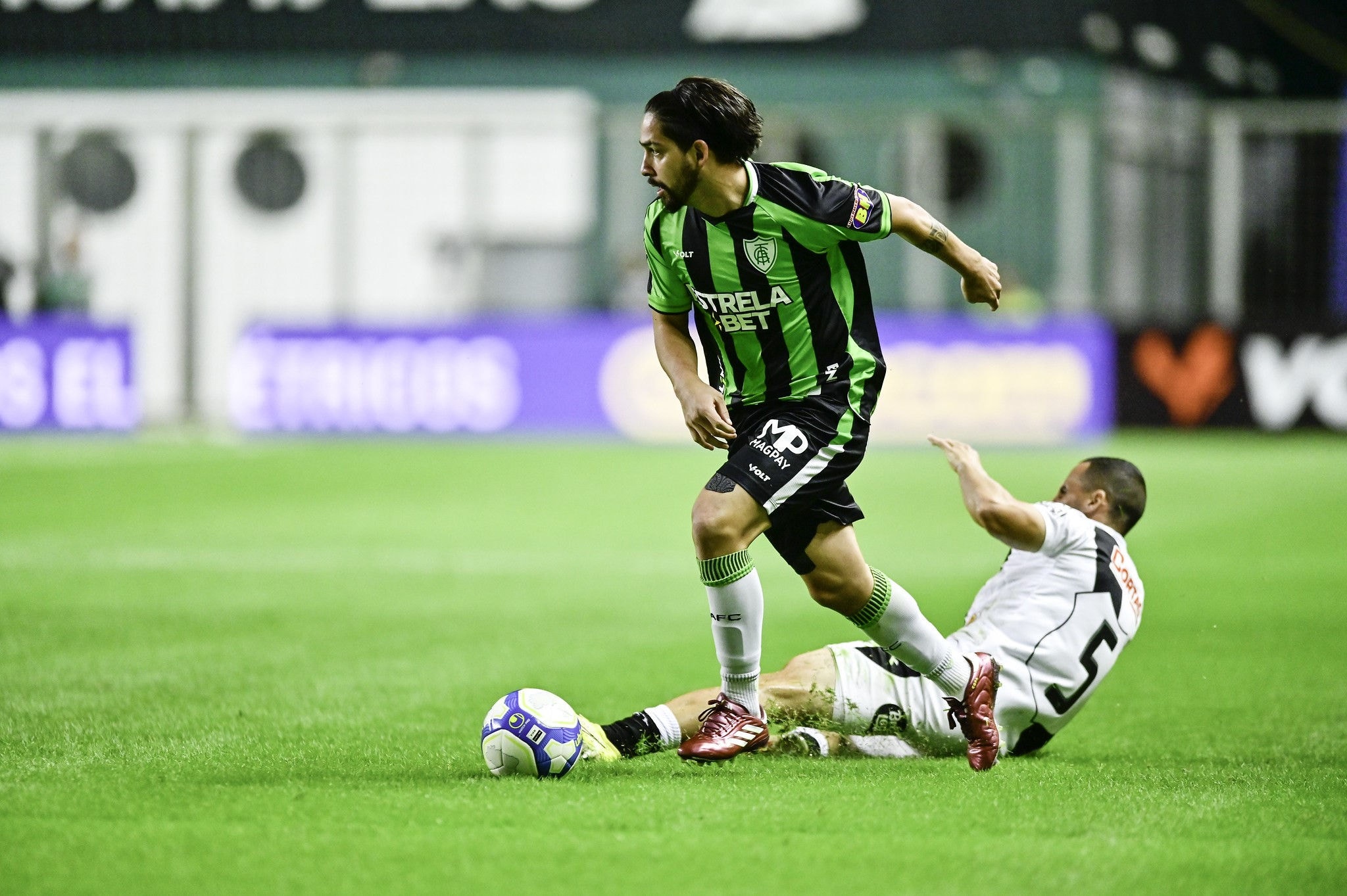 Benítez começou a partida contra a Ponte Preta e teve boa atuação na vitória do Coelho
