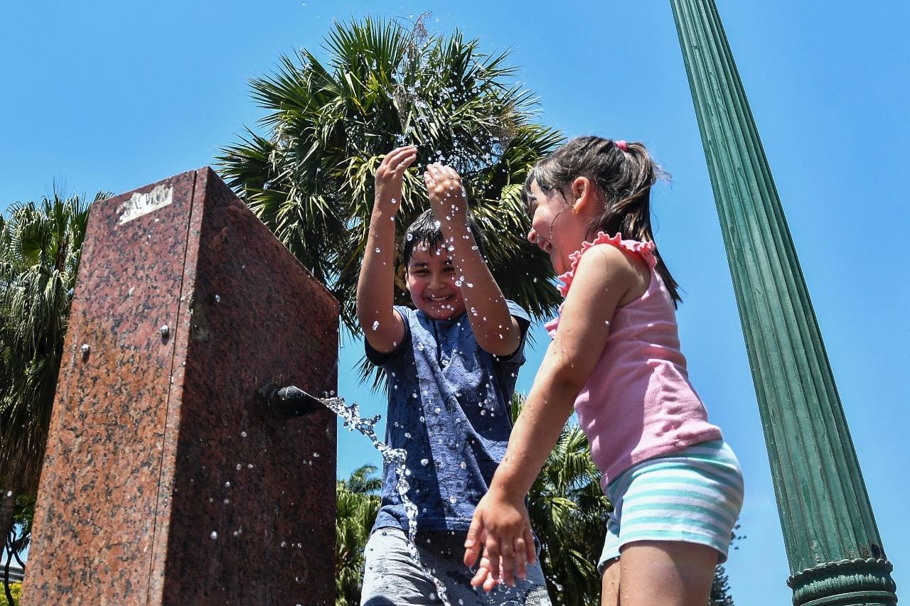 Crianças se divertem no calor da Praça da Liberdade
