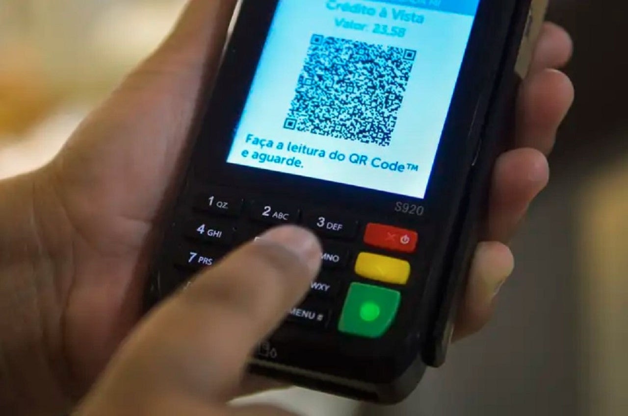 Pix poderá ser feito com a leitura de QR Code nas lojas, e o cliente brasileiro terá a conversão automática no app do banco