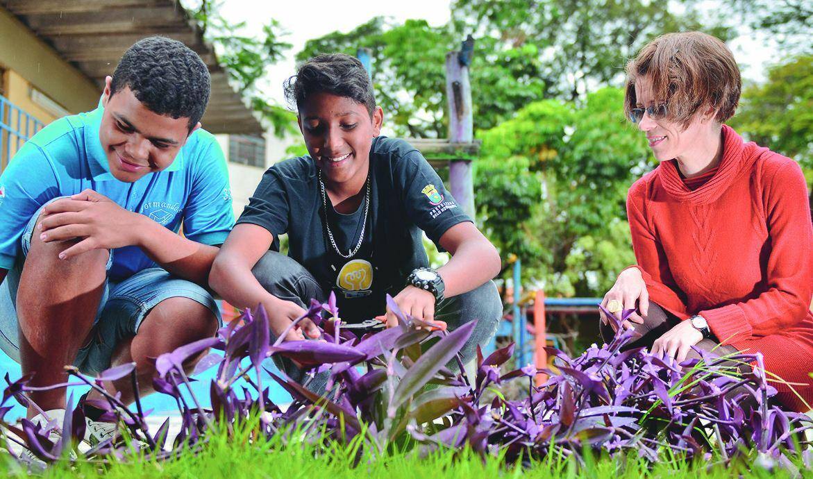 Benefícios Alunos aprendem sobre formas, cores, volume e desenho ao revitalizarem o jardim da Escola Municipal Professor João Camilo de Oliveira Torres, no bairro Califórnia, na região Noroeste de BH