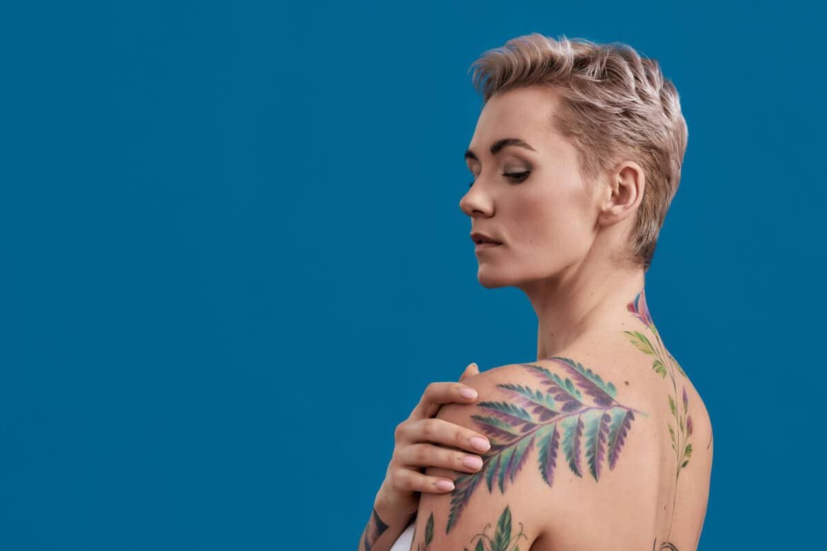 Mantenha sua tatuagem hidratada utilizando produtos recomendados pelo seu tatuador