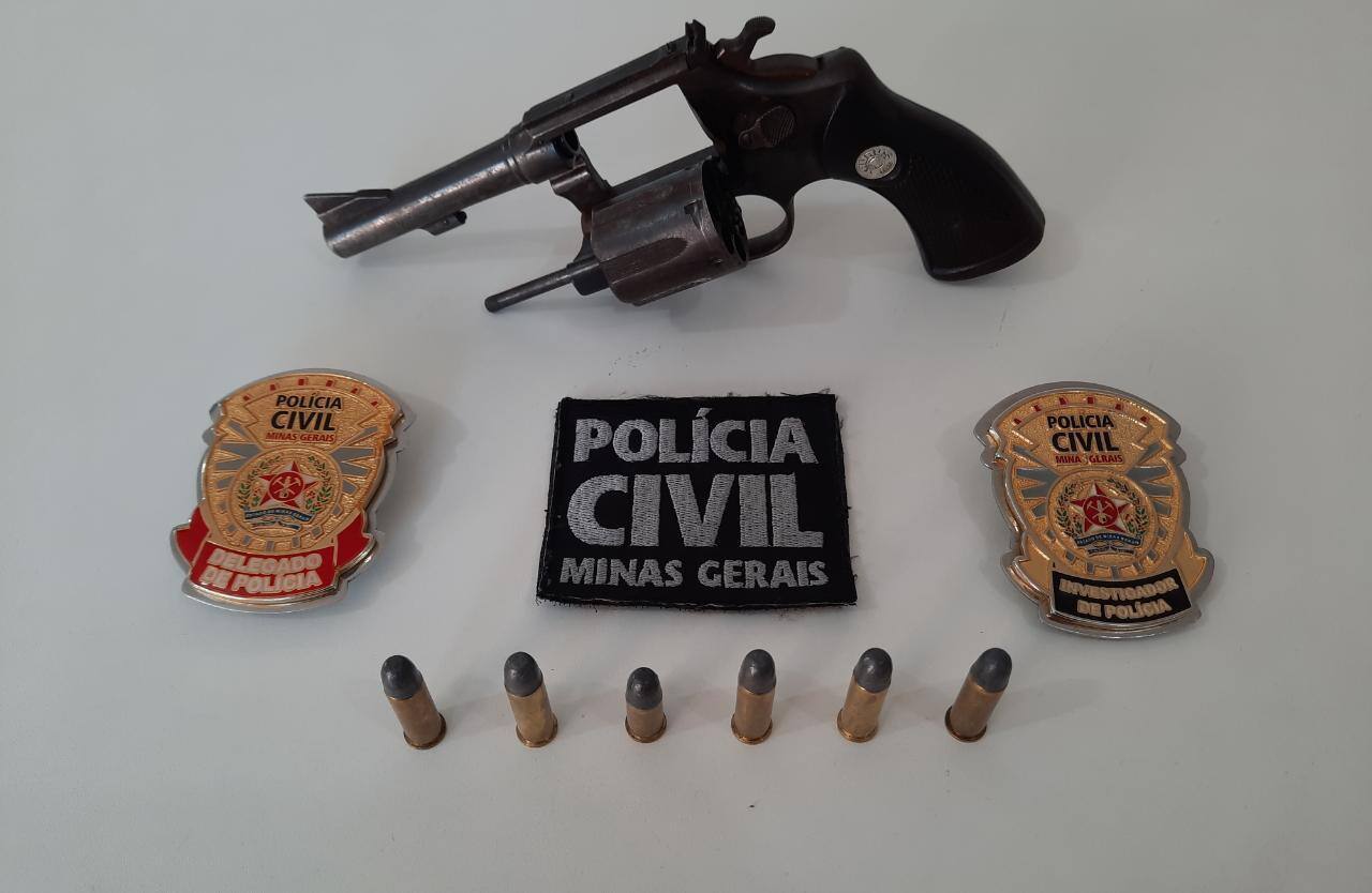 Foram apreendidas várias munições e três armas, sendo um revólver calibre 38 e duas carabinas calibre 22