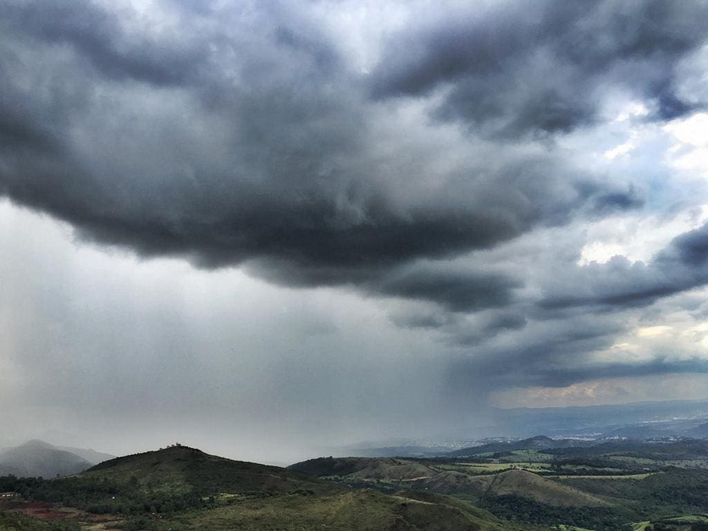 A Defesa Civil alertou para a possibilidade de pancadas de chuva em BH