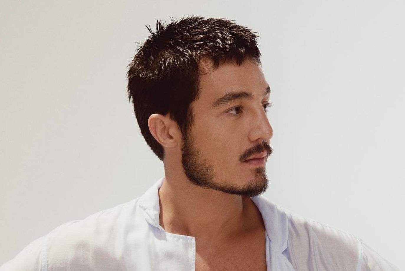 Cantor paranaense traz repertório com seus hits e músicas românticas de outros artistas