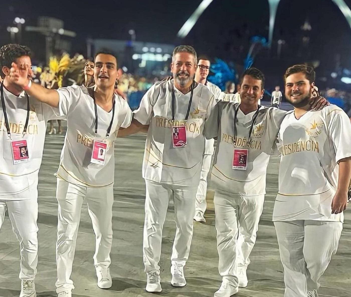 O presidente da Câmara dos Deputados, Arthur Lira, ao lado de políticos na Marquês de Sapucaí, no Rio de Janeiro