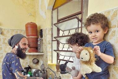 Divisão. Duas vezes na semana, Israel prepara almoço e cuida dos filhos sozinho