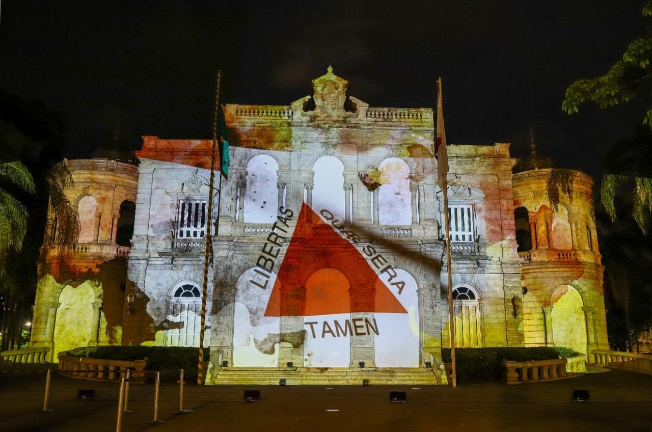 Bandeira é projetada no Palácio da Liberdade em Belo Horizonte em comemoração ao aniversário de Minas Gerais