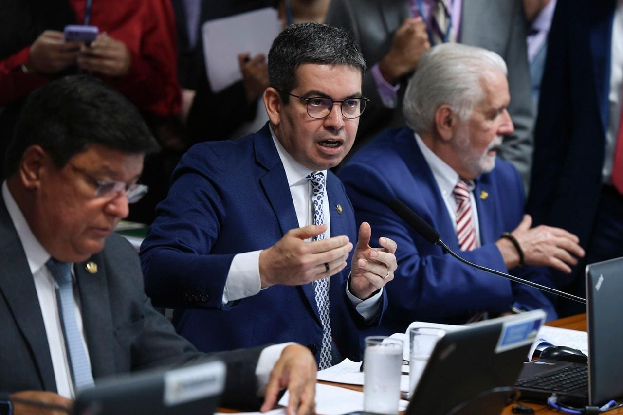 Na ordem, os senadores Carlos Viana, Randolfe Rodrigues e Jaques Wagner
