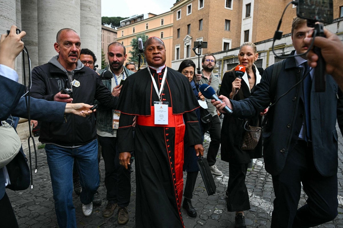 O Cardeal Peter Ebere Okpaleke, da Nigéria, já está em Roma para o Conclave 