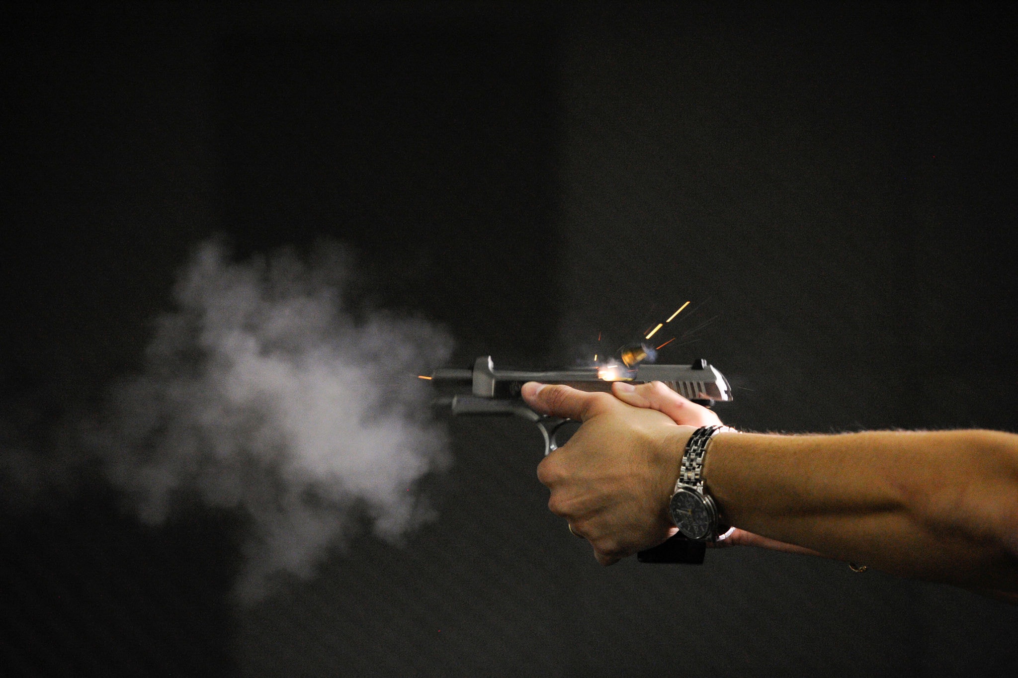 Instrutor de armamento e tiro pratica tiro esportivo em clube localizado em Brasília