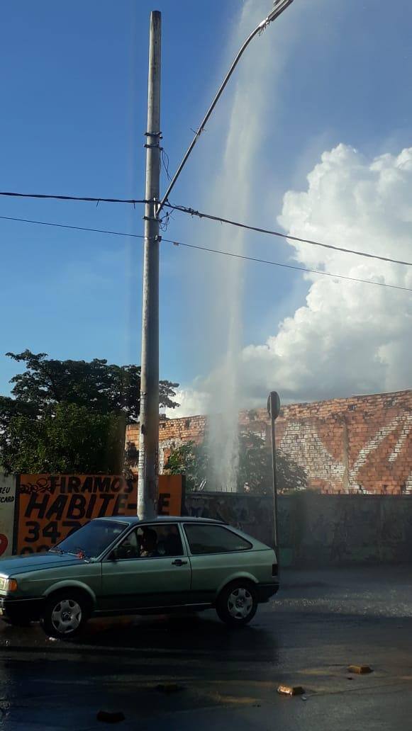 Uma adutora da Copasa rompeu nesta tarde de quarta-feira (27), no Barreiro