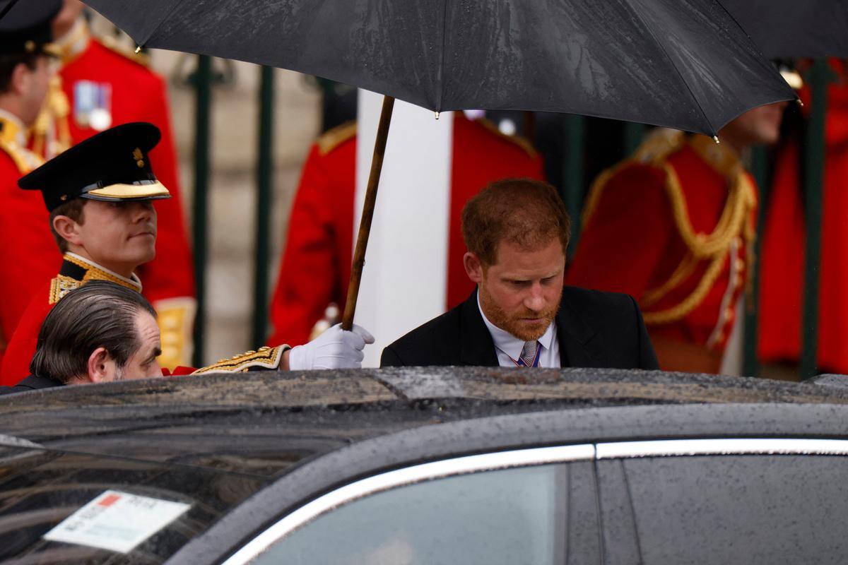 Príncipe Harry deixa a abadia de Westminster em um carro após a coroação do rei Charles III