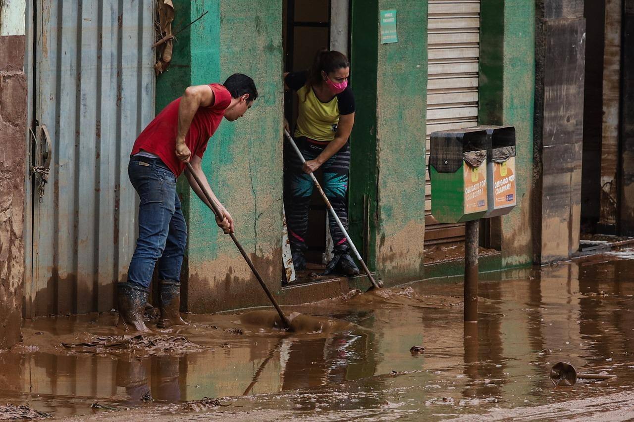 Moradores de Santa Luzia tentam minimizar prejuízos após temporais