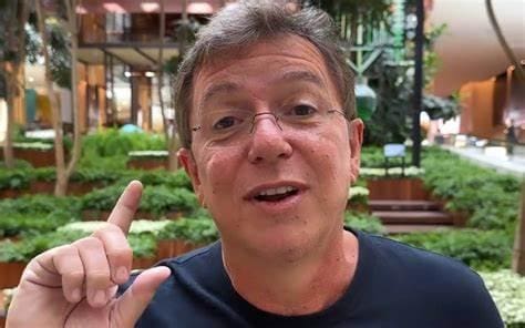  O veterano, que atualmente comanda o Gênero Reality da emissora carioca, será substituído por Rodrigo Dourado 