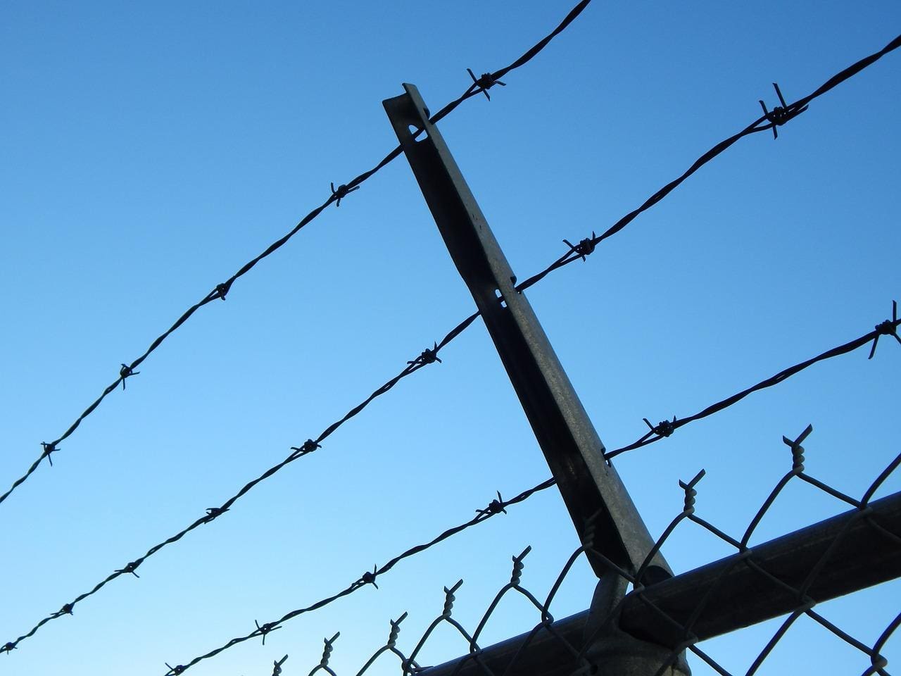 barbed-wire-482608_1280jpg
