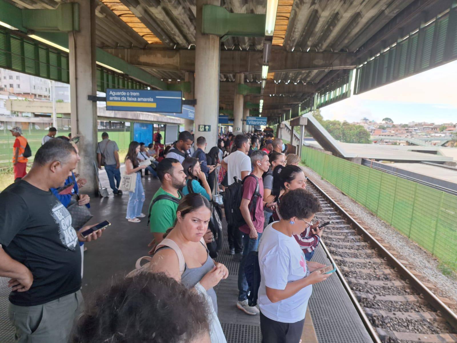 Usuários esperam trem na Estação Eldorado, única em funcionamento em Contagem