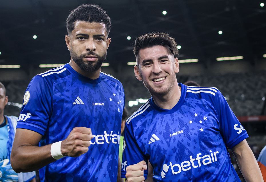 Villalba ao lado do zagueiro titular João Marcelo (à esquerda)