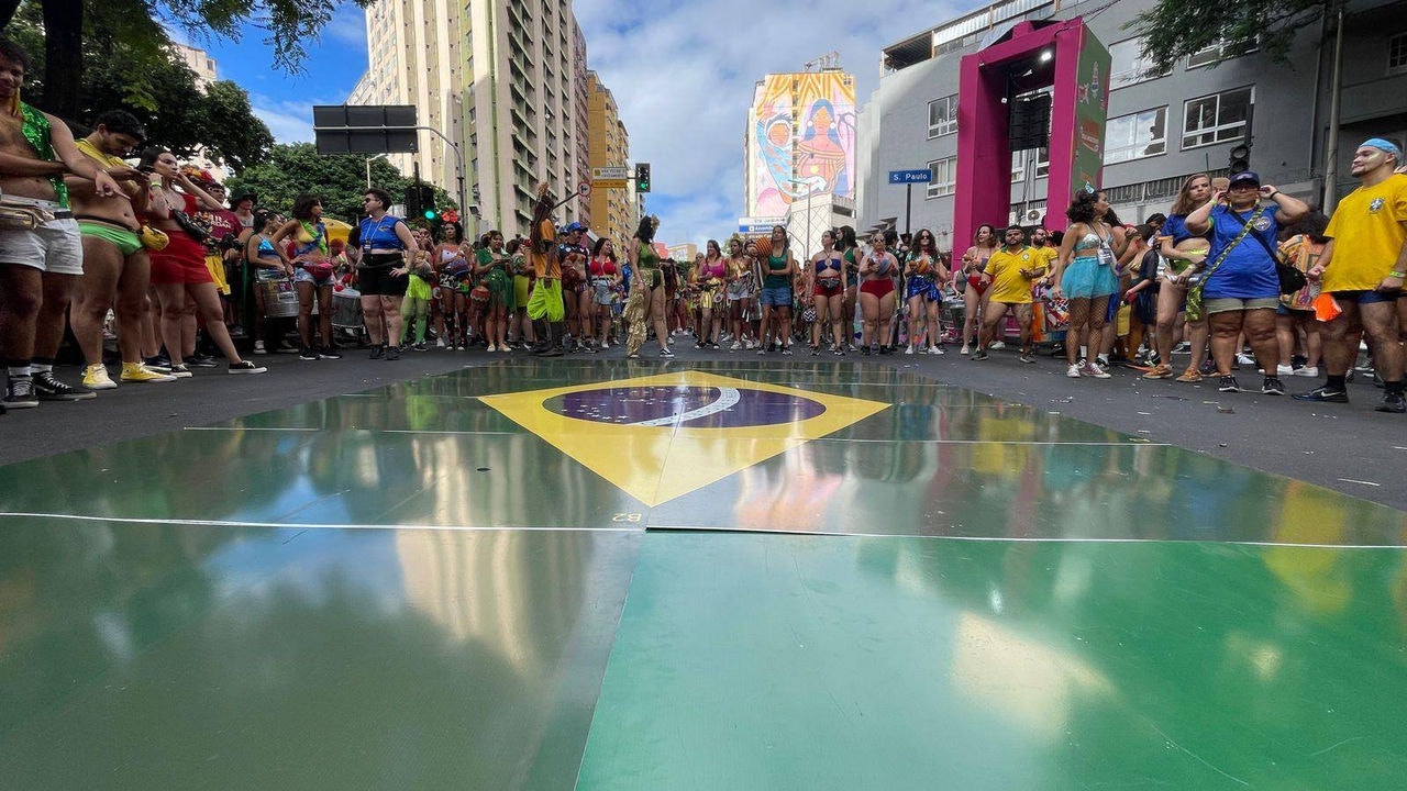 Bloco leva as cores do Brasil para o cortejo
