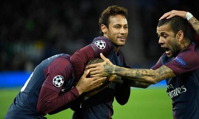 Daniel Alves prevê Neymar mais maduro para sua volta ao PSG