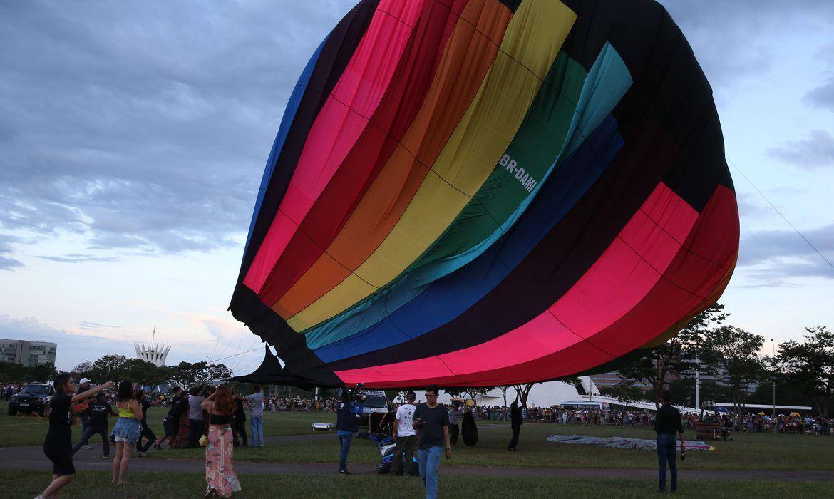 Capital federal terá o céu colorido por balões ainda neste domingo; evento atrai adultos e crianças