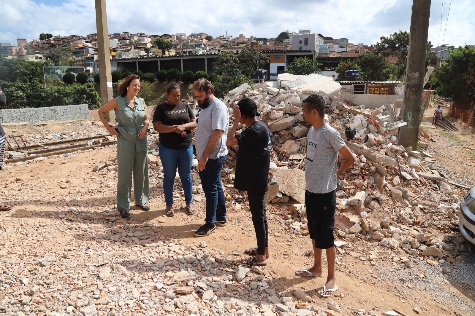 Bella Gonçalves ouviu familiares da vítima durante visita ao "canteiro de obras' na quarta (25)