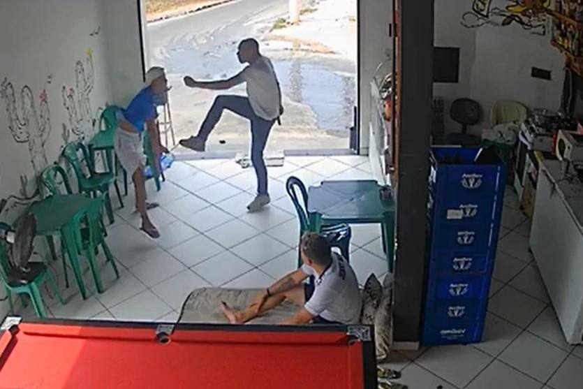 Acusando-o de quebrar o seu material de campanha, Cabo Théo do Iscac (PTB) agrediu um menor de 17 anos enquanto o ameaçava com uma arma de fogo
